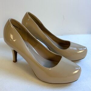 Dream Pairs Floor Sample Beige Womens Closed Toe Pumps Heels Shoes / Size 7